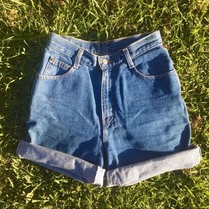 Vintage high waisted denim shorts 🦋